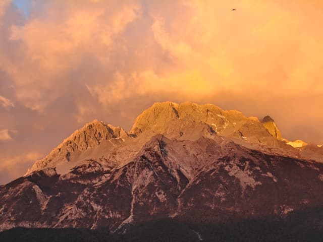 雪山晚霞